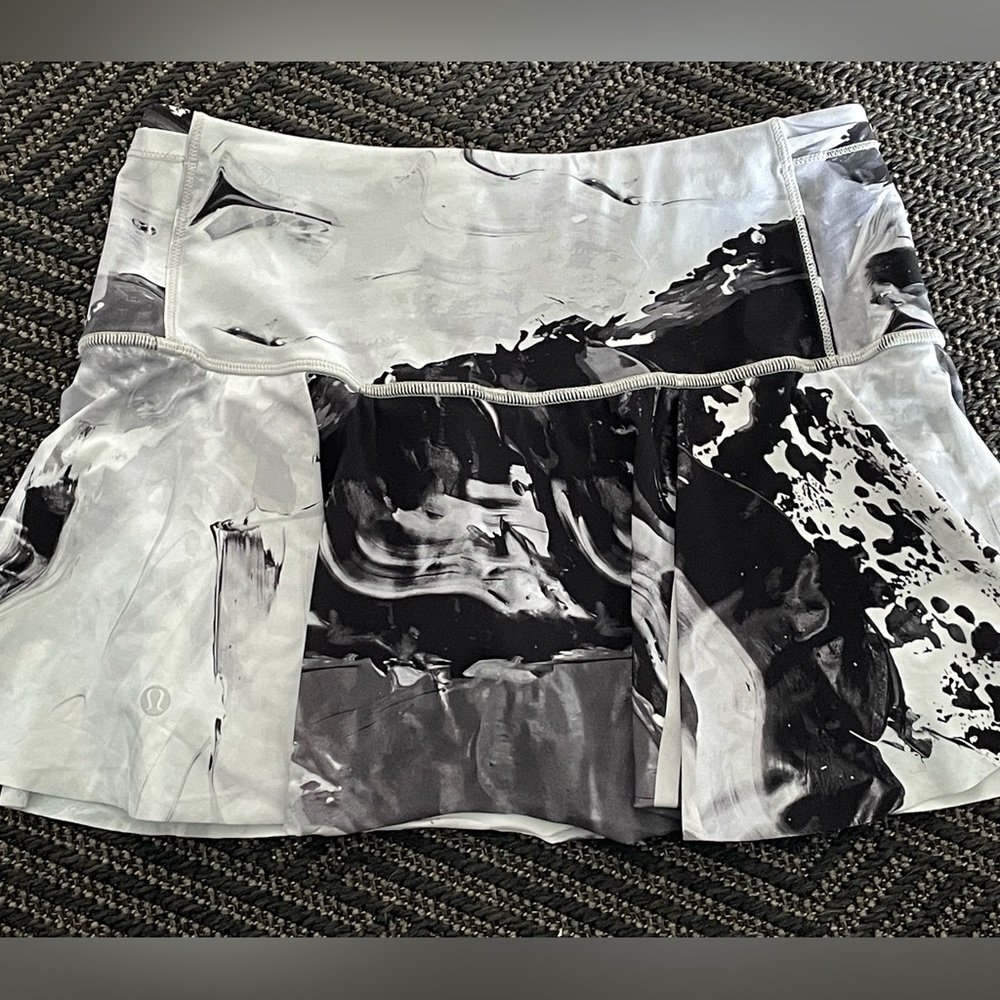 Lululemon Pace Setter Skirt – Size 4 – Great Granite (Black Marble Print)